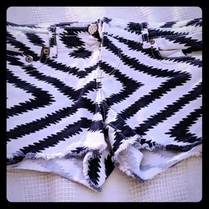Size 9 No Boundaries geometric print shorts